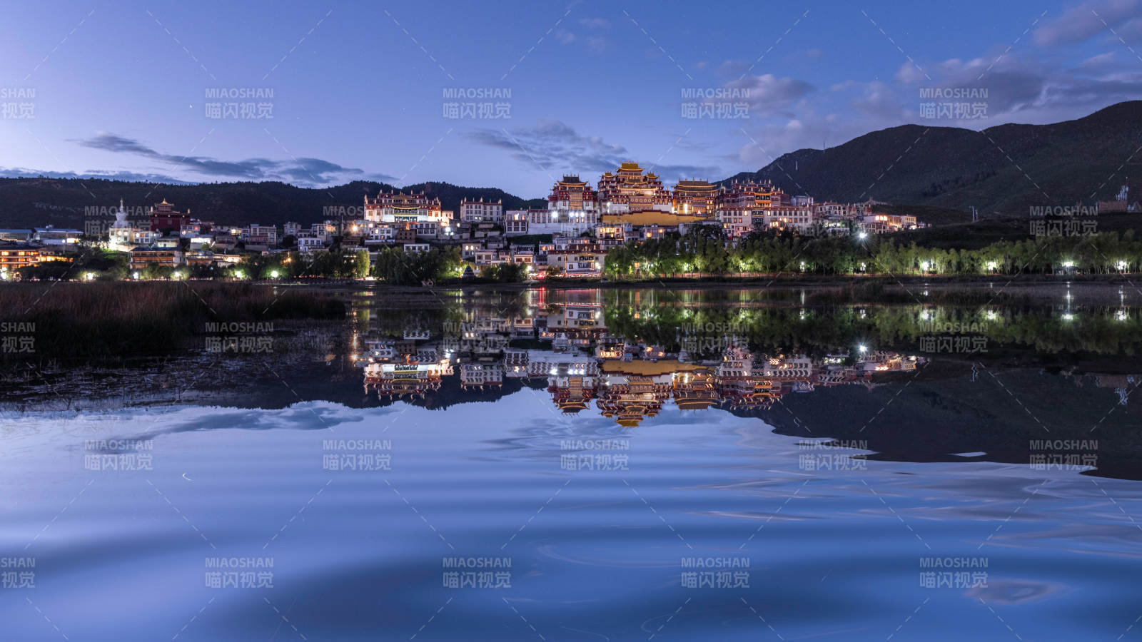 夜色中的湖畔古城倒影图片