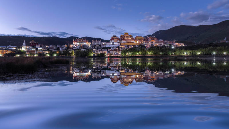 夜色中的湖畔古城倒影图片