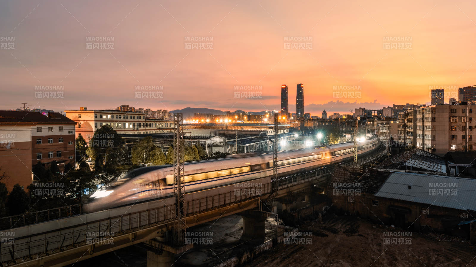 城市黄昏 列车疾驰而过图片