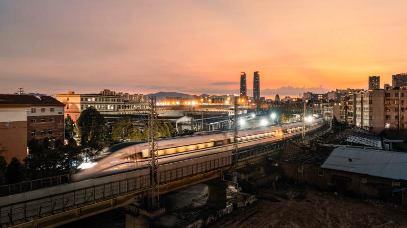 城市黄昏 列车疾驰而过图片