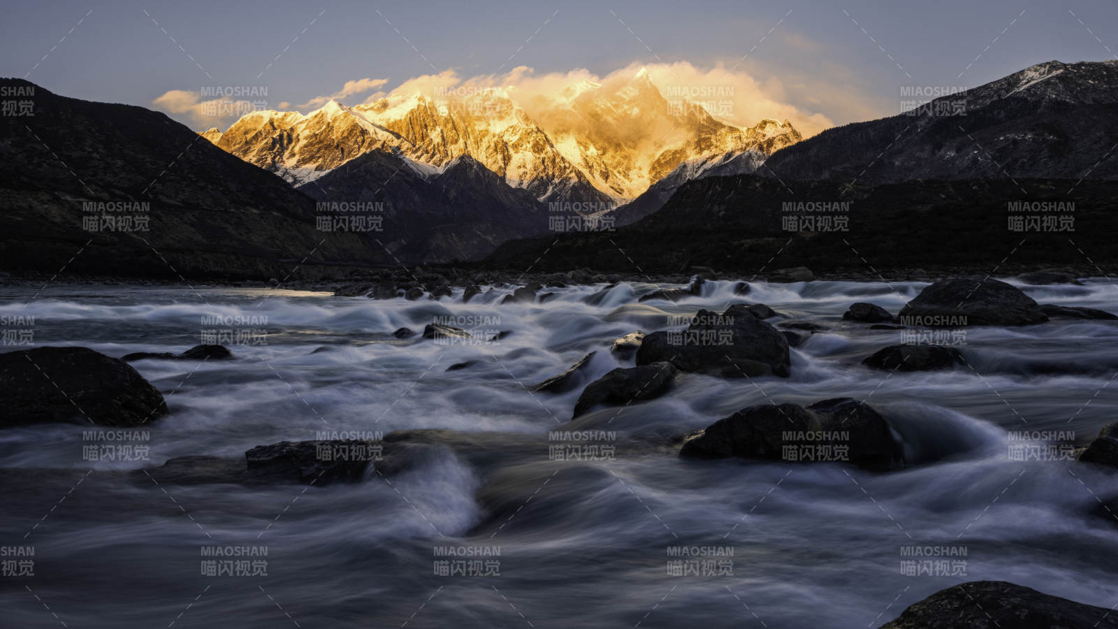 雪山映照 溪流潺潺图片