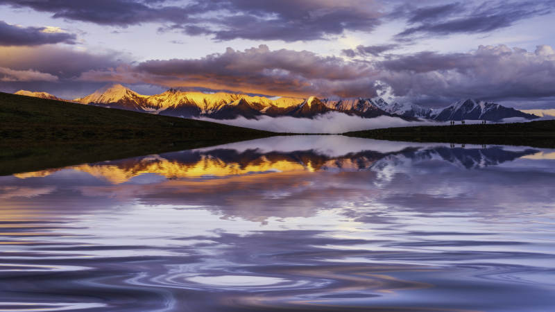 雪山倒影 湖面如镜图片