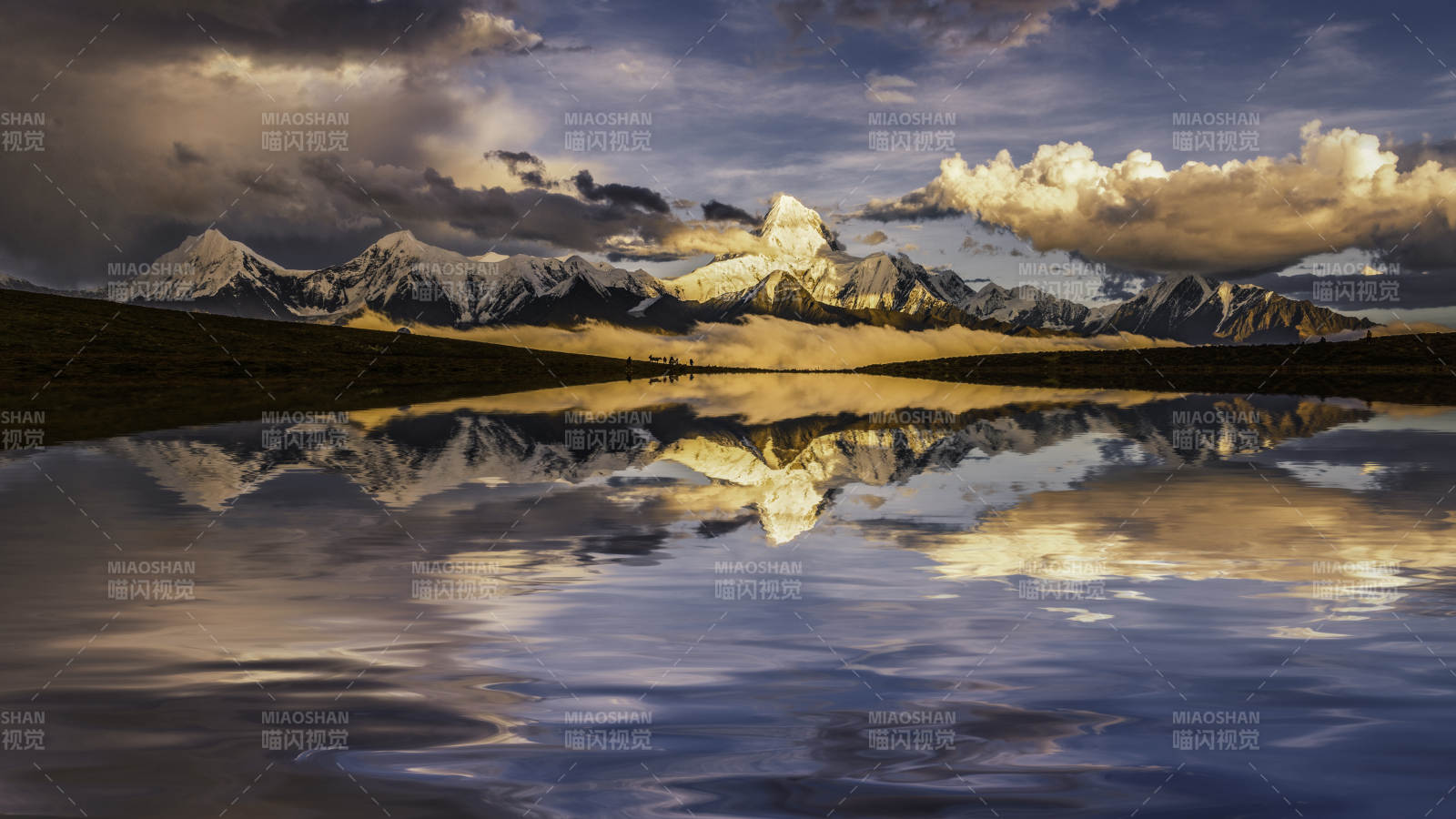 雪山倒影 湖面如镜图片