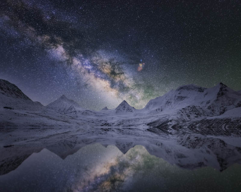 雪山银河倒影夜景图片