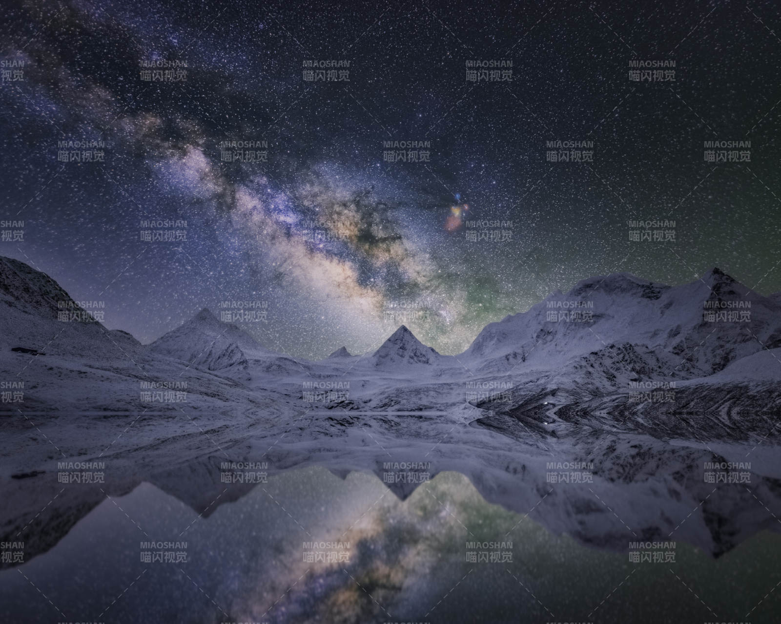 雪山银河倒影夜景图片