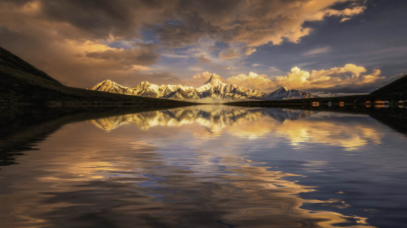 雪山湖畔夕阳映照图片