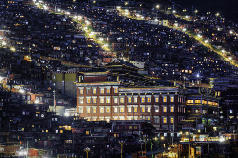 夜色中的城市灯火辉煌图片