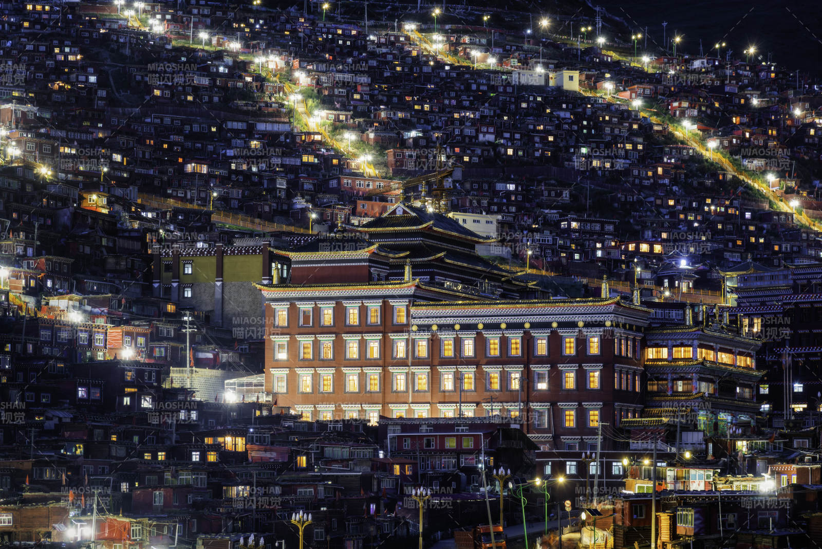 夜色中的城市灯火辉煌图片