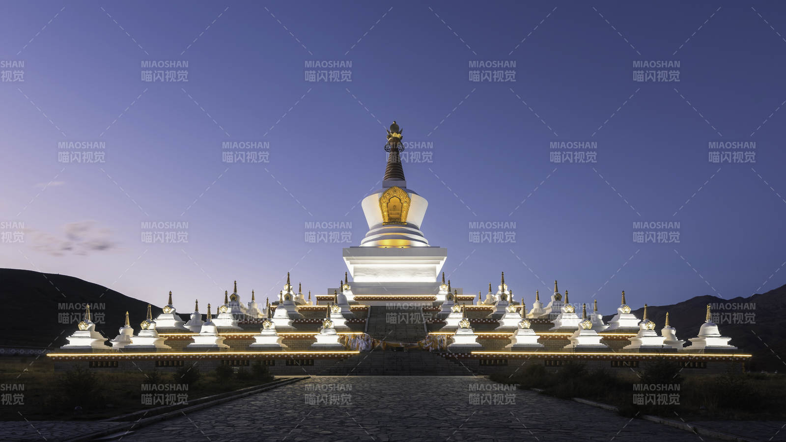 夜幕下的佛塔群景图片