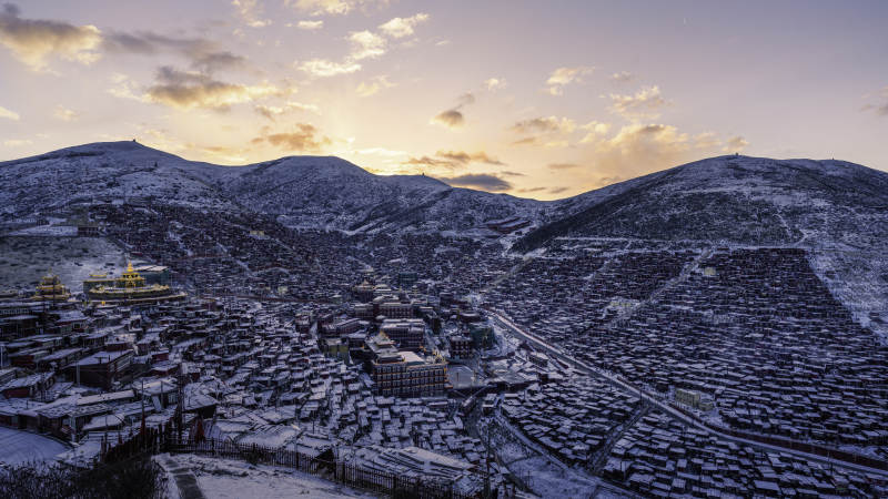 色达雪域高原的冬日晨曦图片