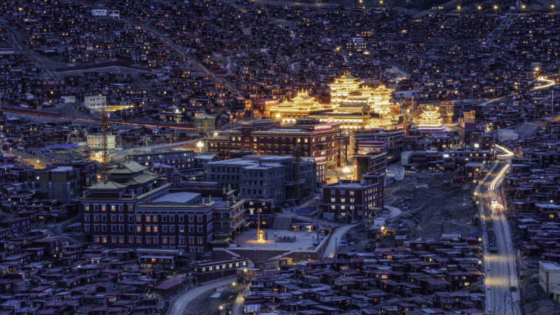 夜幕下的古城灯火辉煌图片