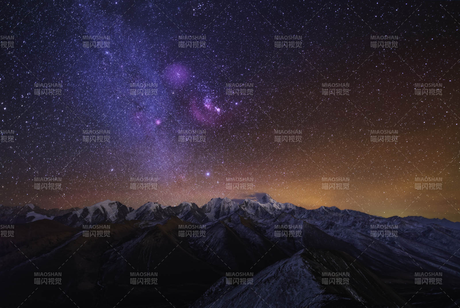 雪山夜空 星河璀璨图片