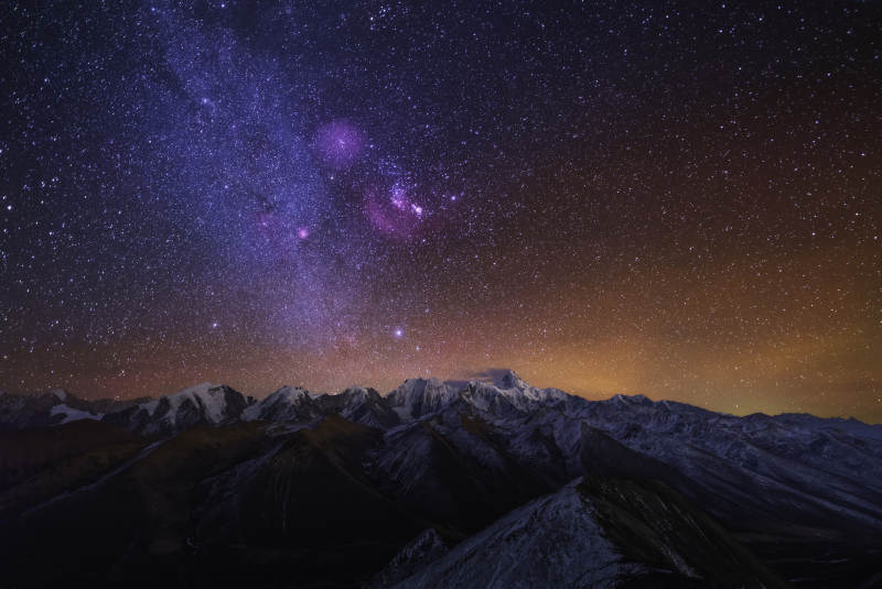 雪山夜空 星河璀璨图片