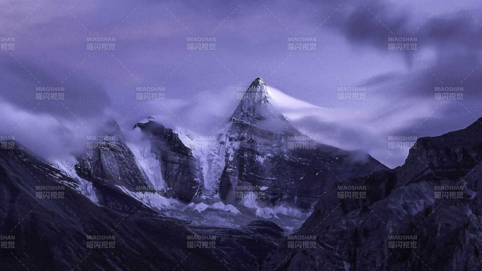 雪山之巅 云雾缭绕图片