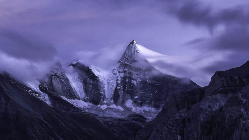 雪山之巅 云雾缭绕图片