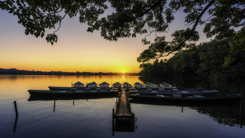 湖畔夕阳 静谧码头图片