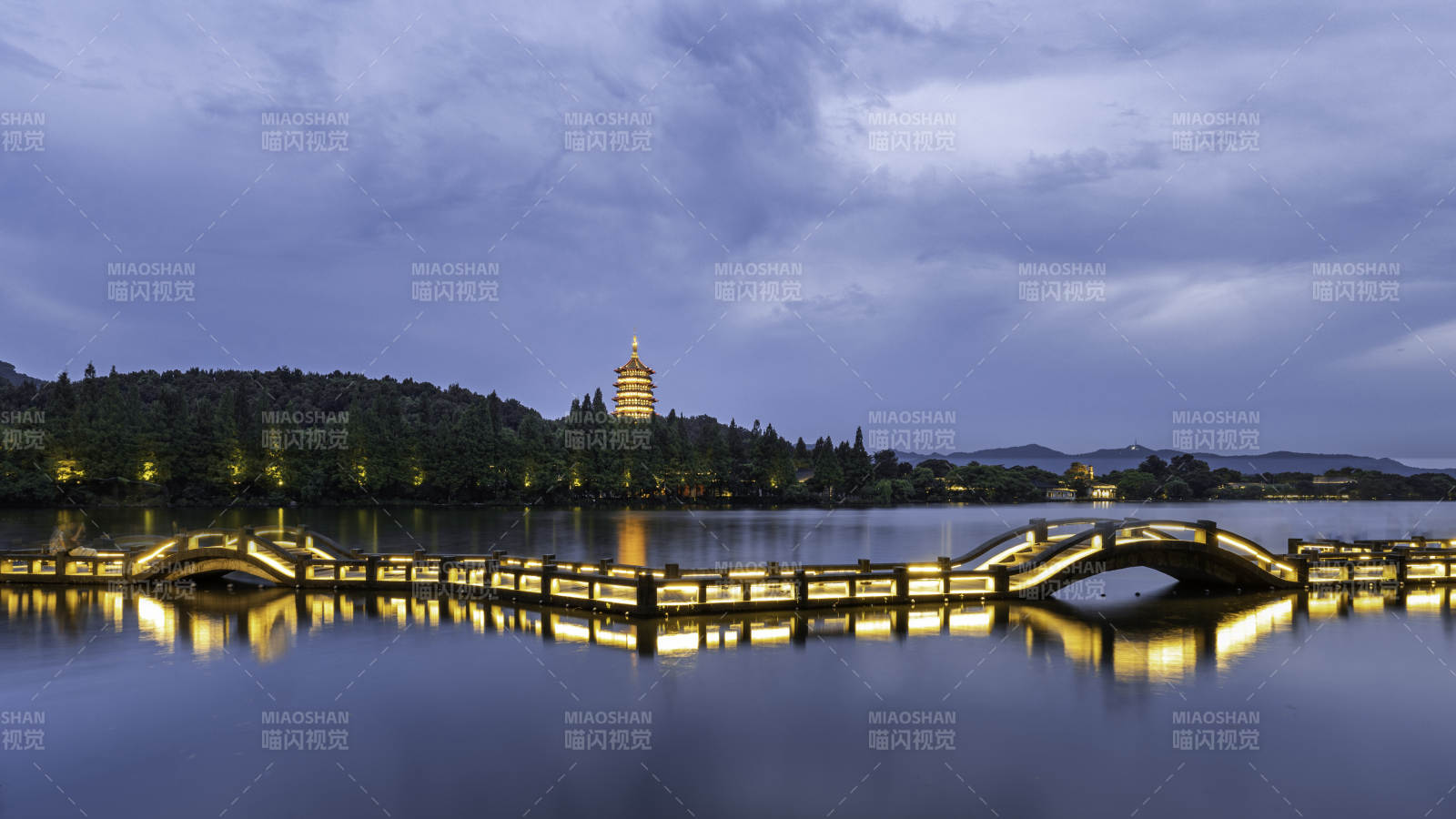 湖畔夜景 塔影桥灯图片