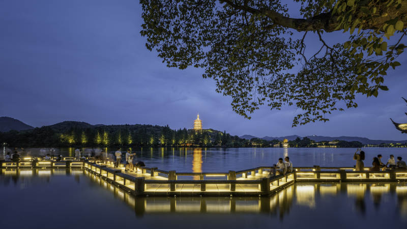 西湖夜景 塔影映水图片