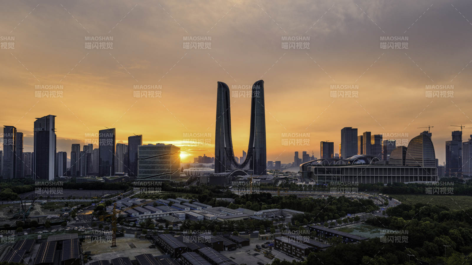 城市黄昏 双塔映霞图片