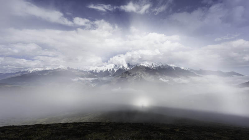 云雾缭绕的雪山景色图片