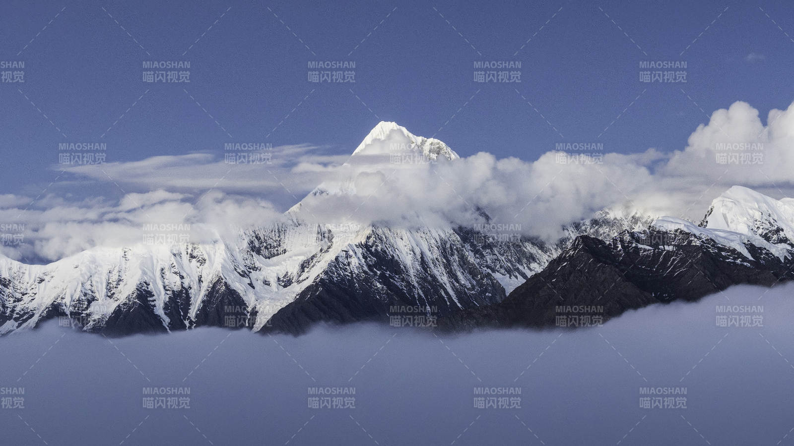雪山云海 壮丽景色图片