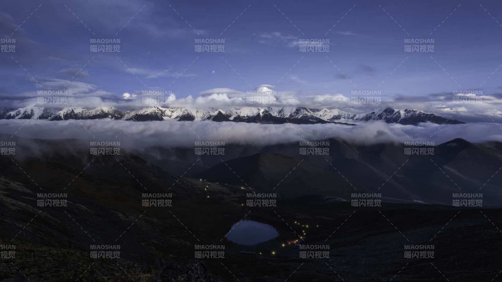 雪山云海夜景图图片