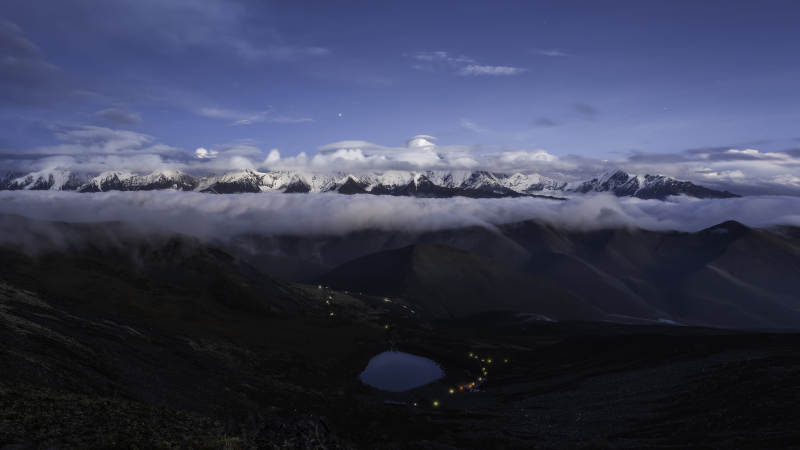 雪山云海夜景图图片