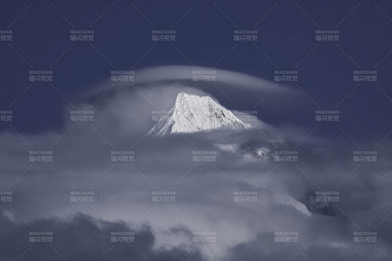 雪山云海 神秘之巅图片