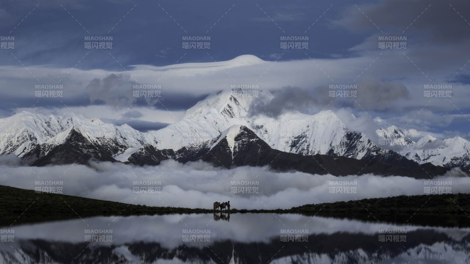 雪山倒影 云海孤行图片