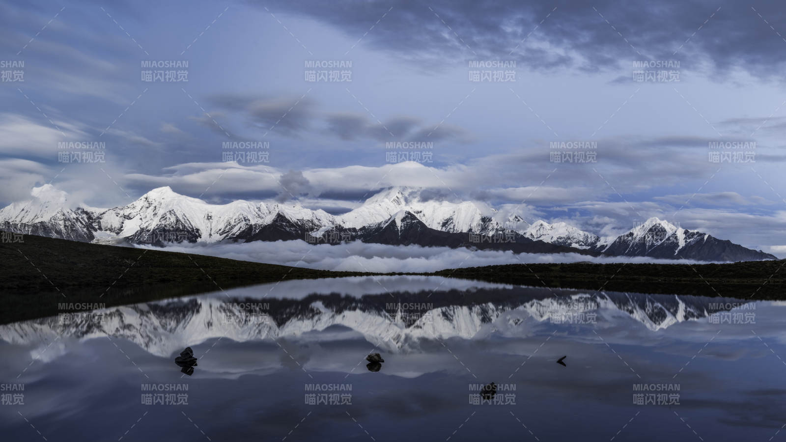 雪山倒影 静谧湖面图片