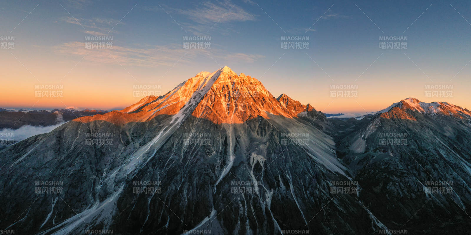 雪山晨曦 壮丽辉煌图片