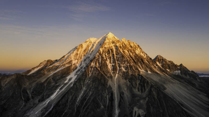 雪山之巅 晨光初照图片