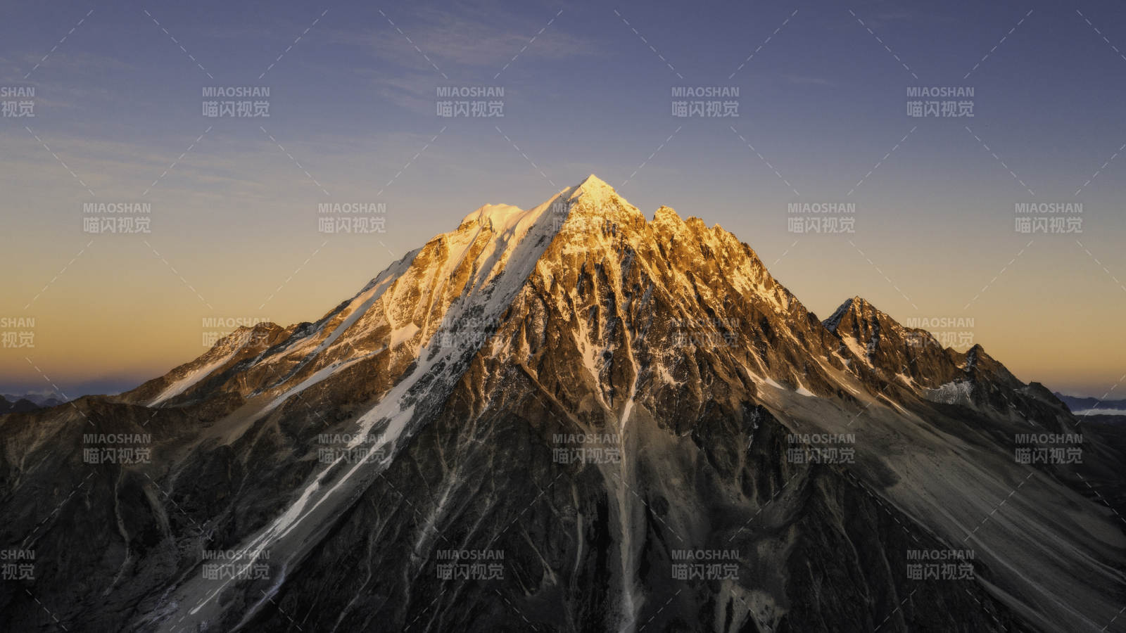 雪山之巅 晨光初照图片