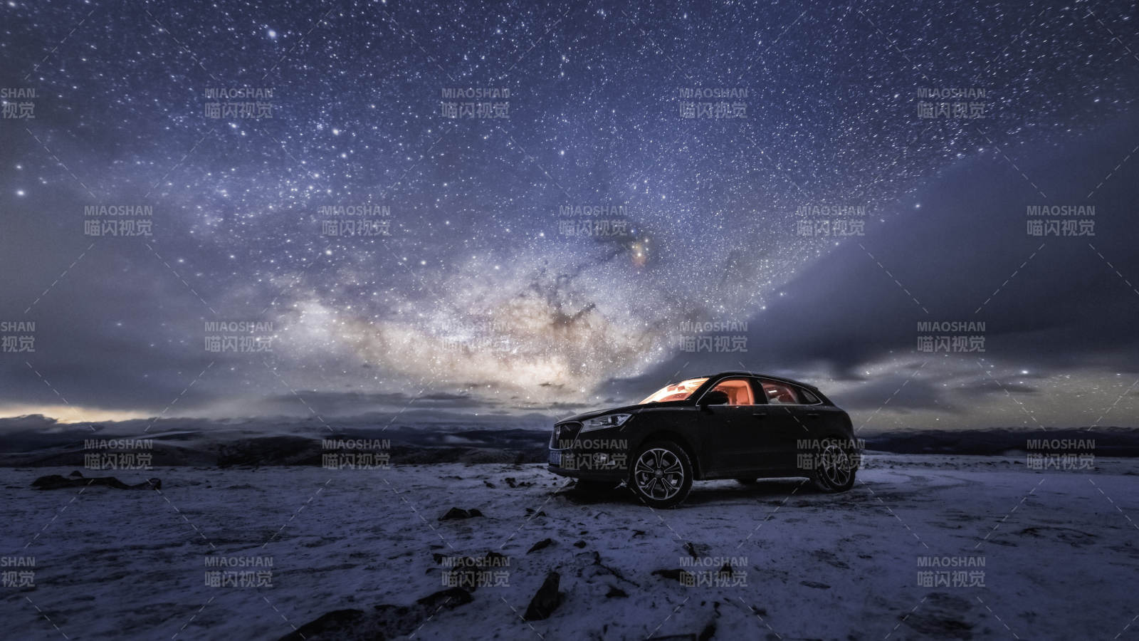 星夜雪地 车影静谧图片