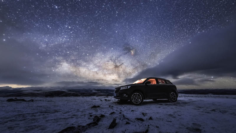 星夜雪地 车影静谧图片