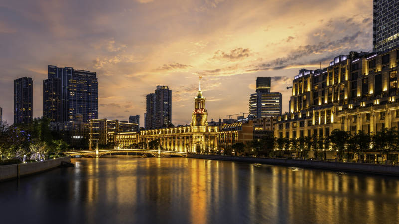 城市夜景 河畔灯火辉煌图片