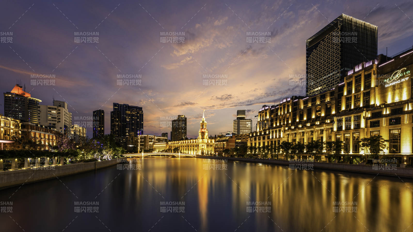 城市夜景河畔灯光璀璨图片