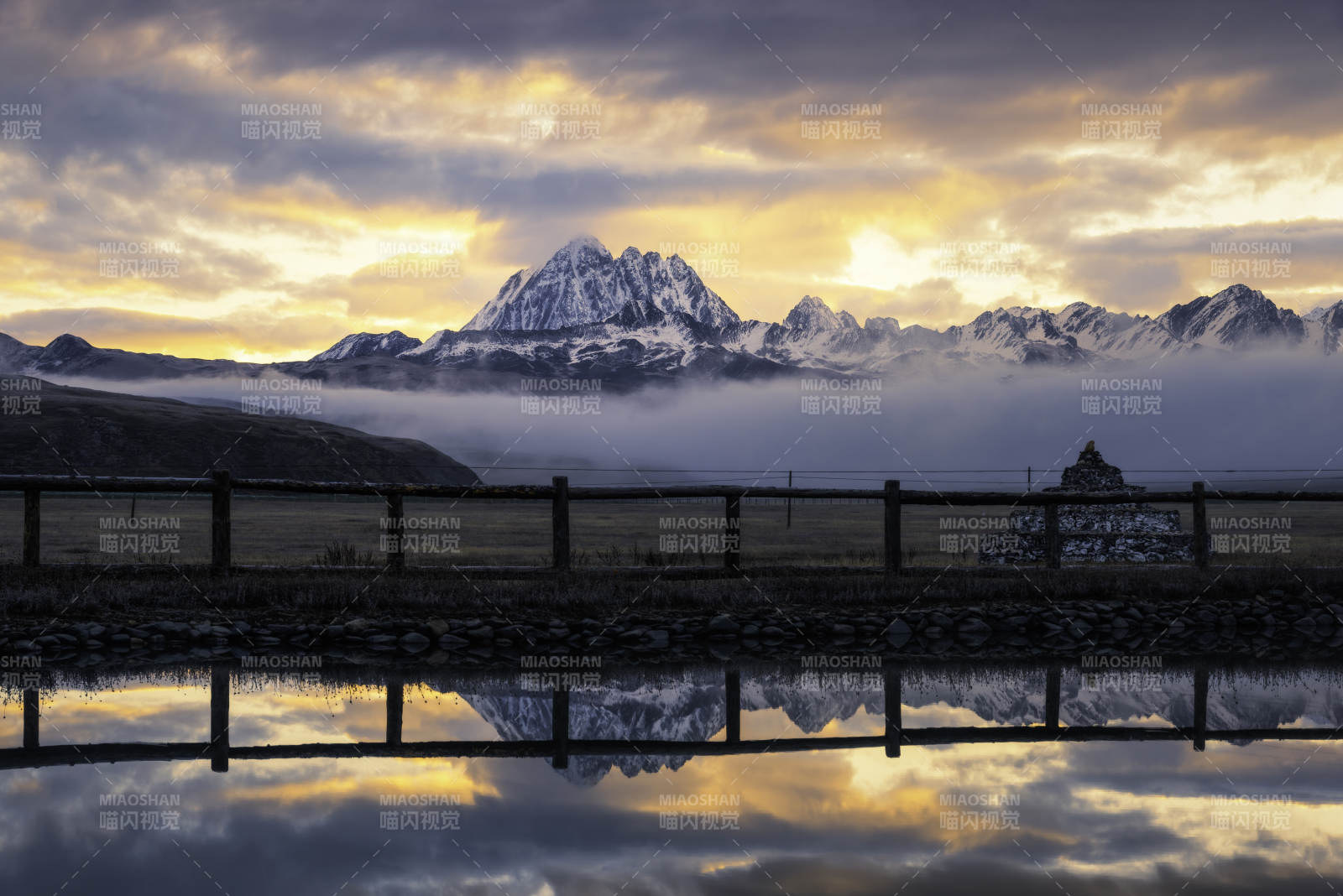雪山倒影 晨曦静谧图片