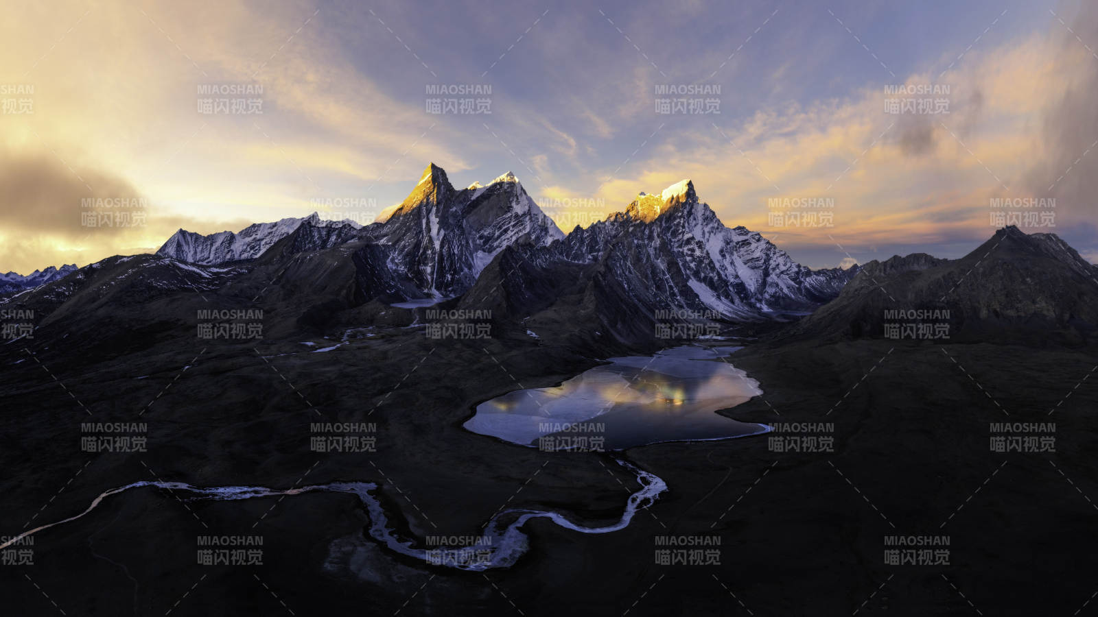雪山湖畔夕阳美图片