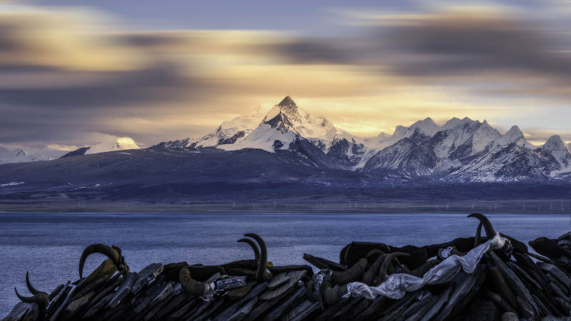 雪山湖畔的静谧时光图片