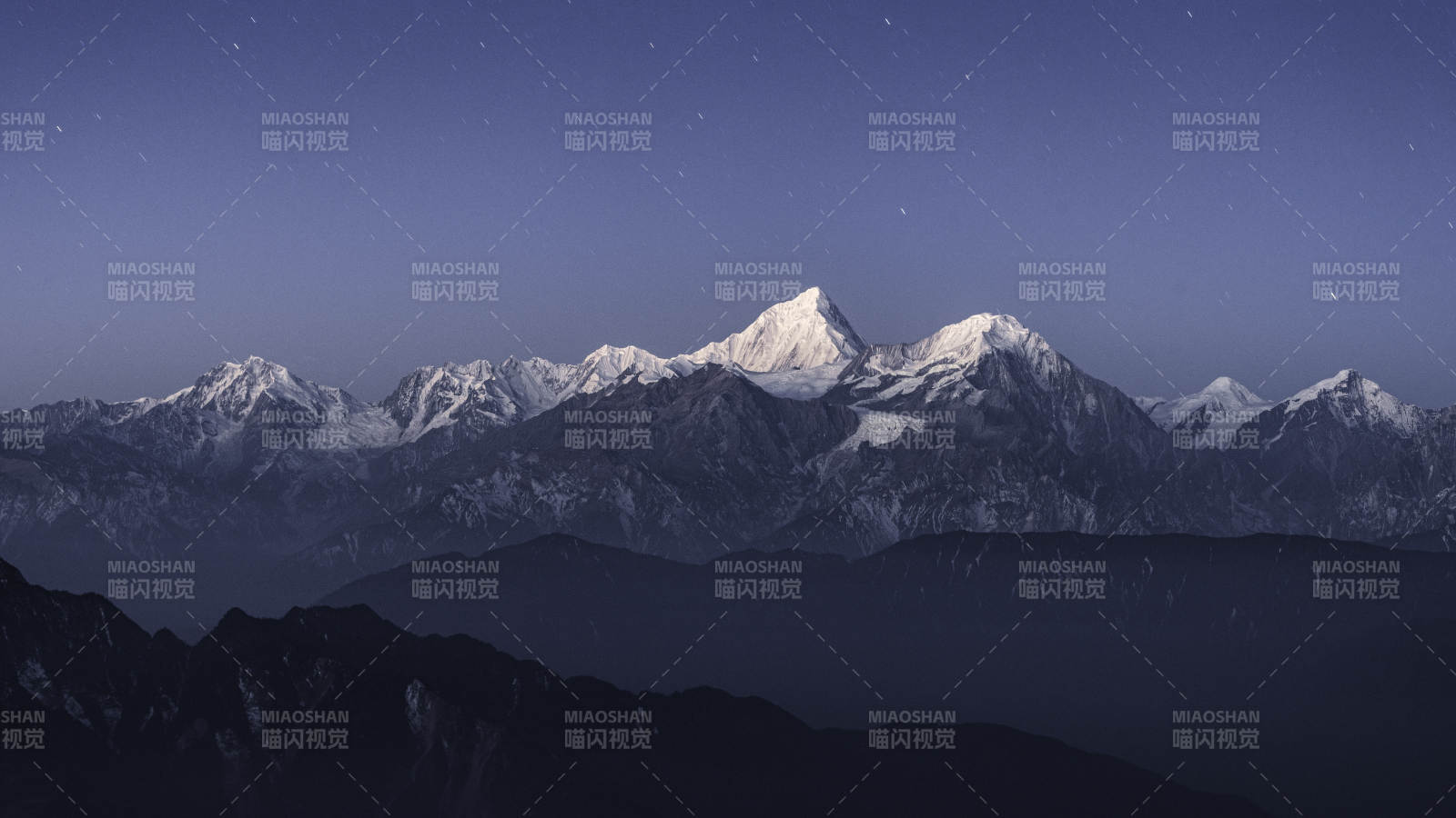 雪山夜景 星光点缀图片