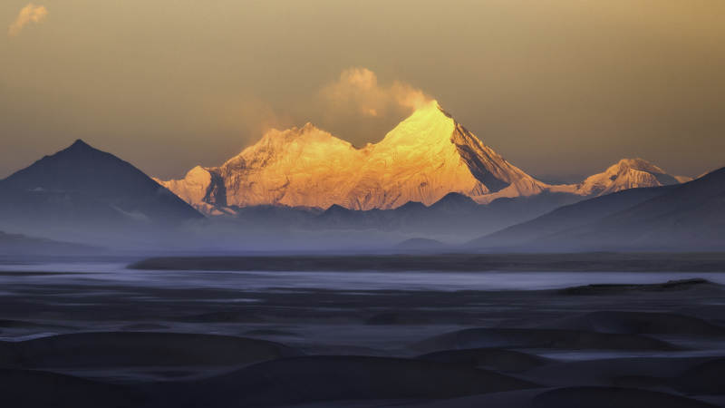 雪山晨曦 静谧湖光图片