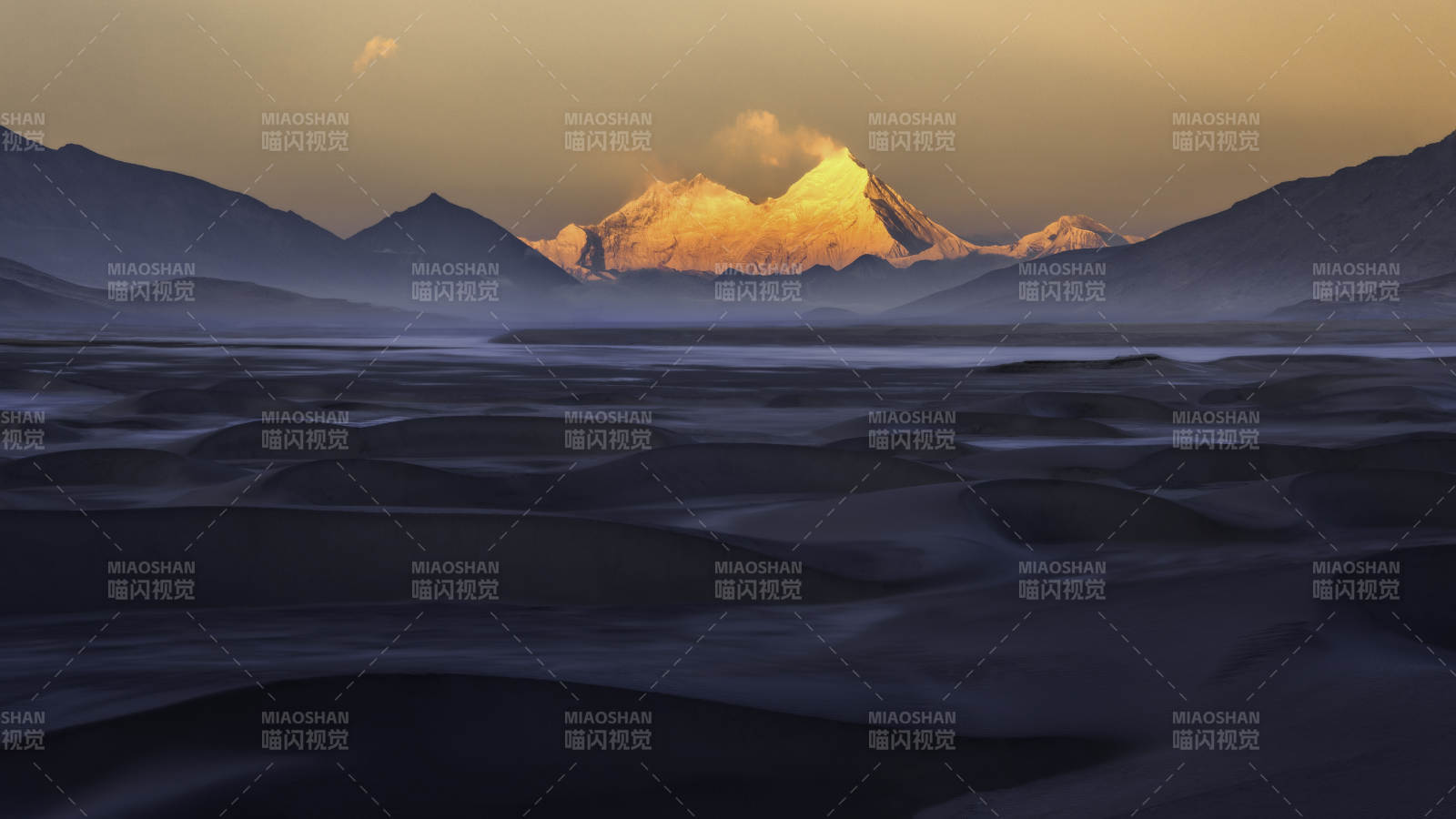 雪山映照沙漠晨曦图片