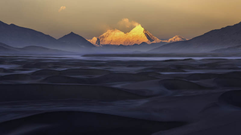 雪山映照沙漠晨曦图片