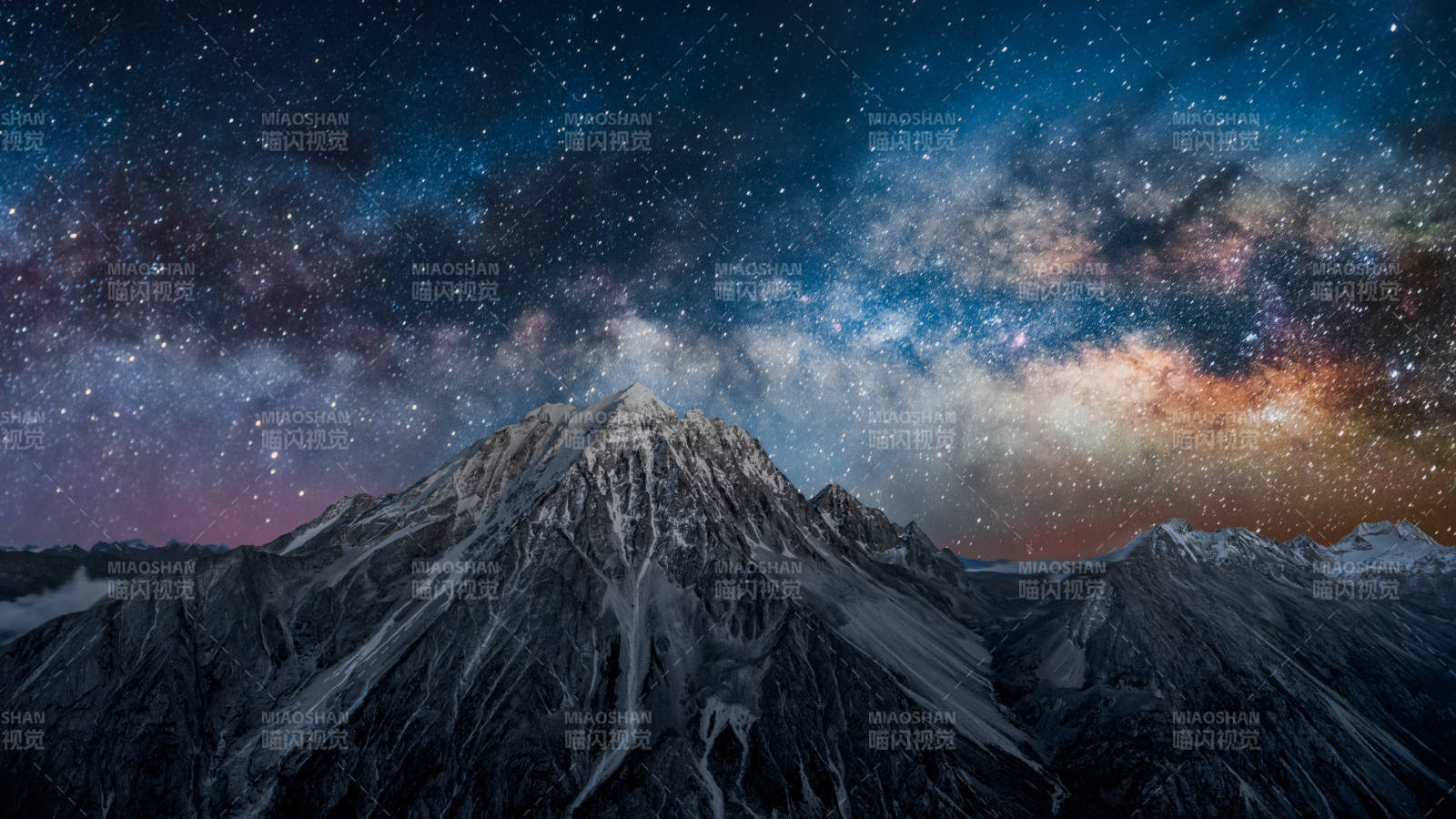 星空下的巍峨雪山图片