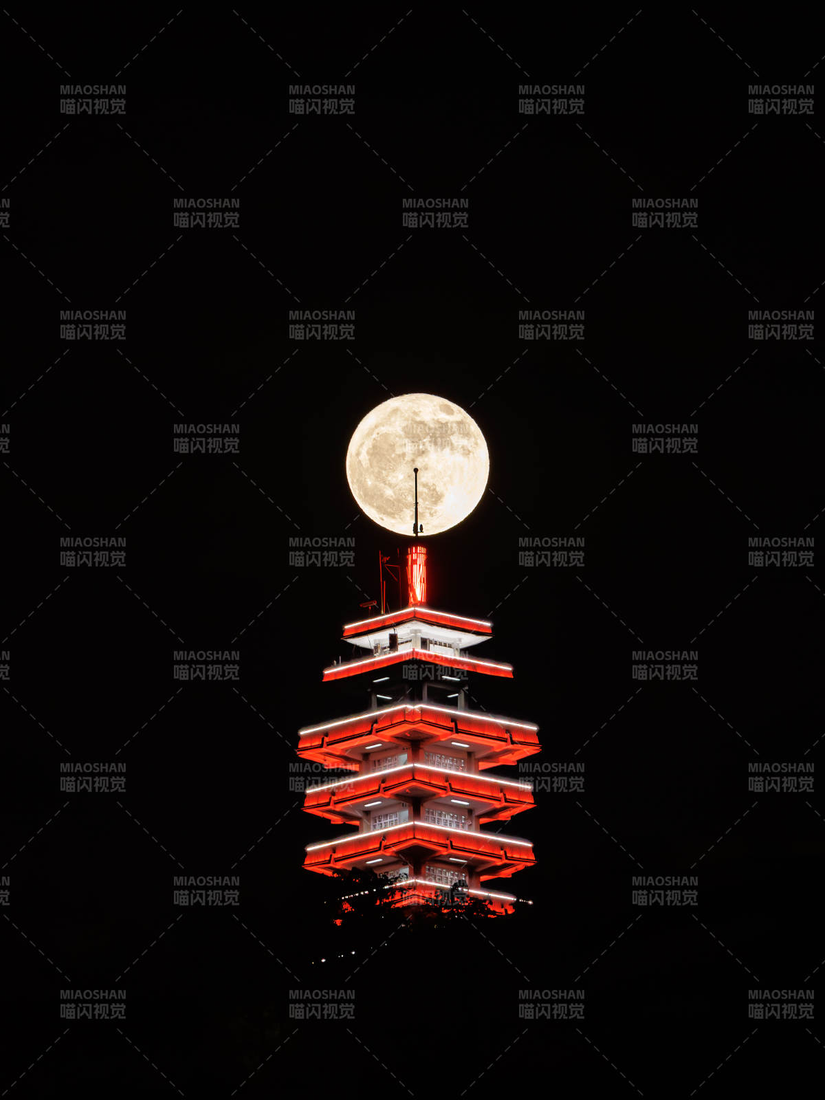 鹅岭明月高悬塔顶夜景图片