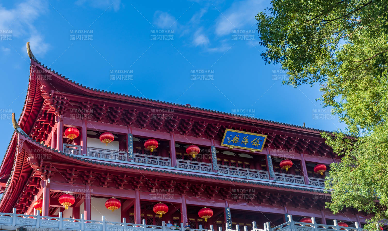 福州镇海楼红灯笼点缀蓝天图片