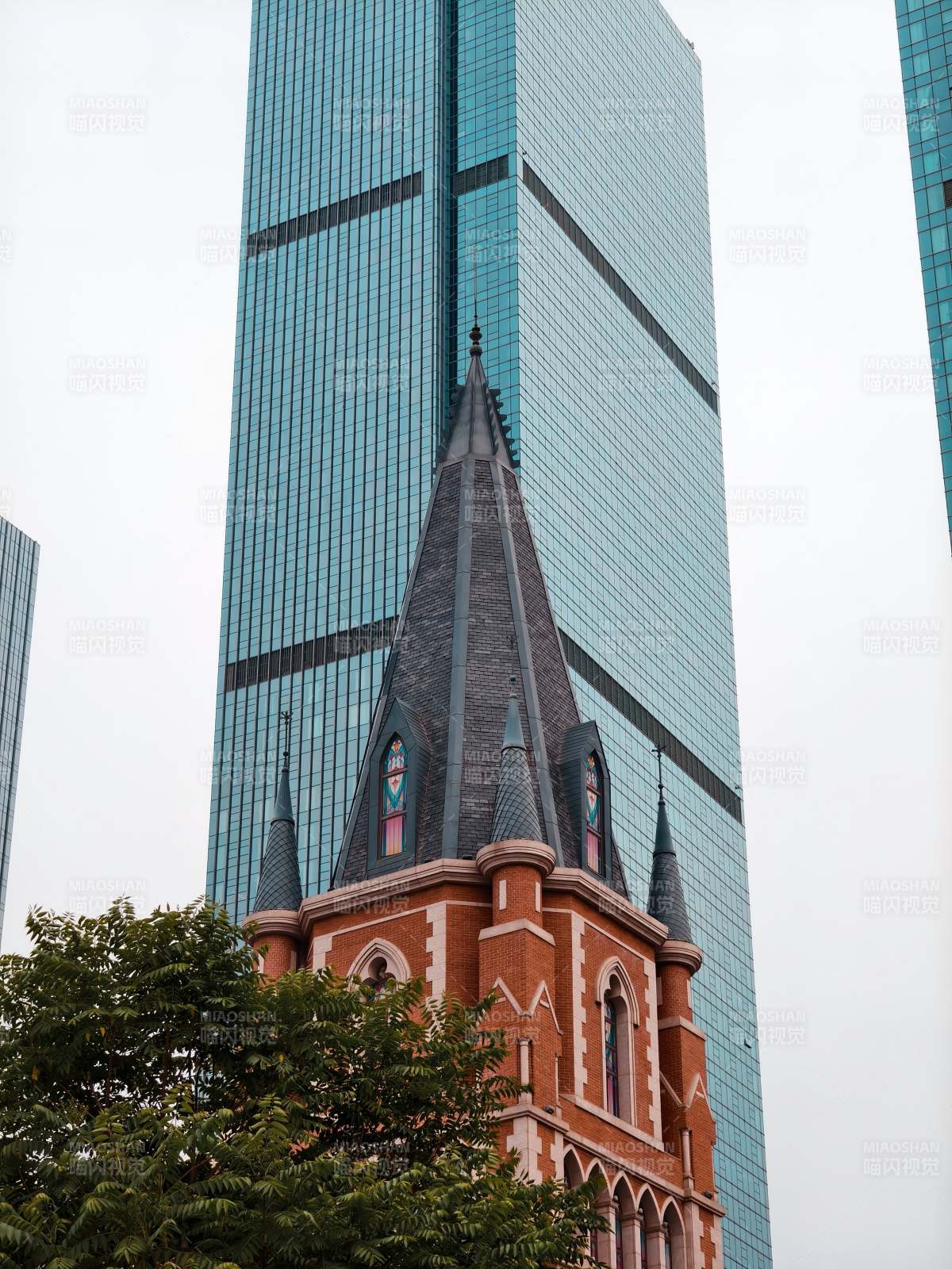 现代高楼与古典教堂对比图片