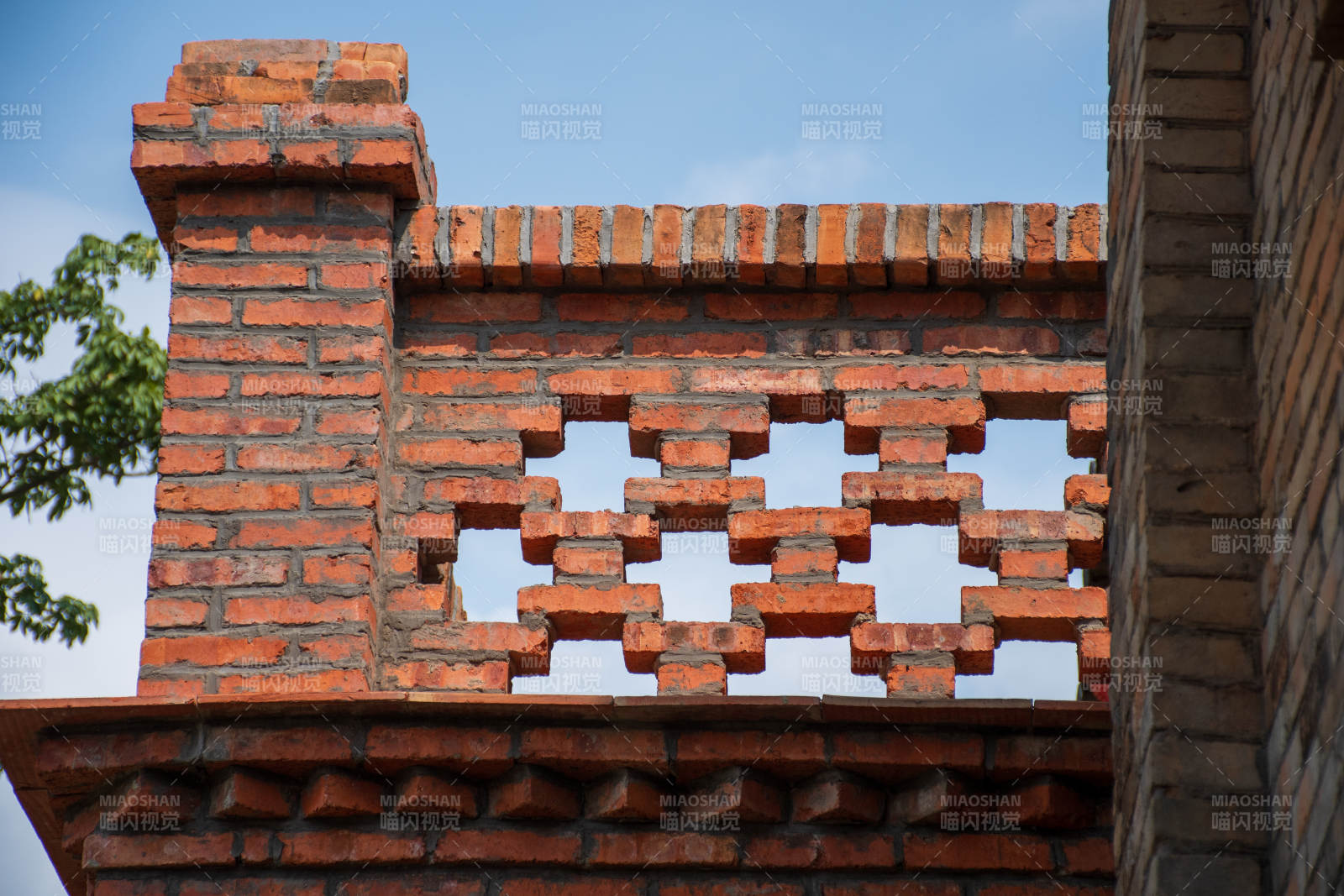 红砖墙上的几何镂空设计图片