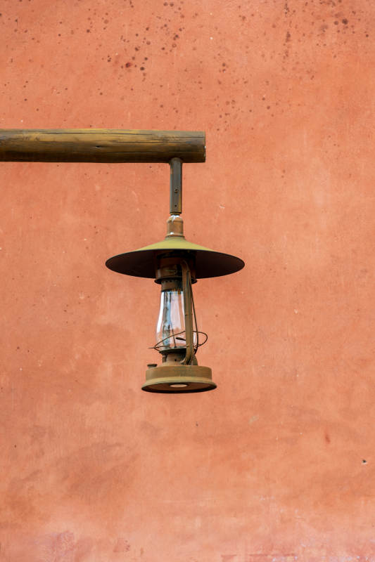 复古灯泡与橙色墙的静谧图片